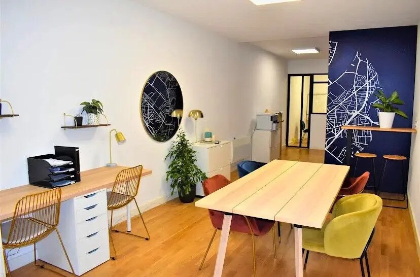 Retail in Bordeaux for lease Interior Photo- Image 1 of 3