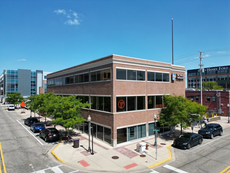 215 S Center St, Royal Oak, MI for lease - Building Photo - Image 1 of 7