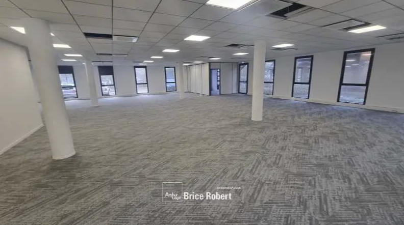 Office in Caluire-et-Cuire for lease Interior Photo- Image 1 of 14
