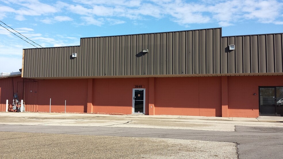 3946-3962 Commercial Ave, Madison, WI for lease - Building Photo - Image 3 of 8