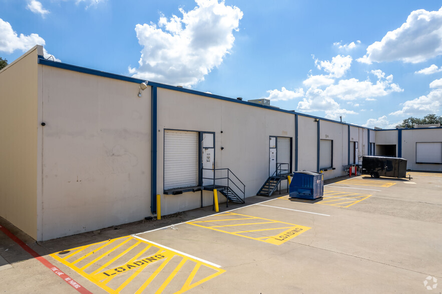 2225 E Belt Line Rd, Carrollton, TX for lease - Building Photo - Image 3 of 5