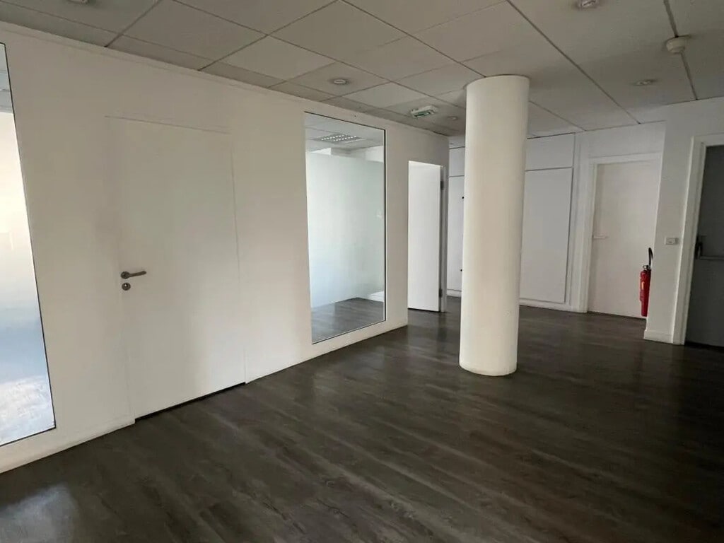Location Bureaux 229 m² - Photo 1