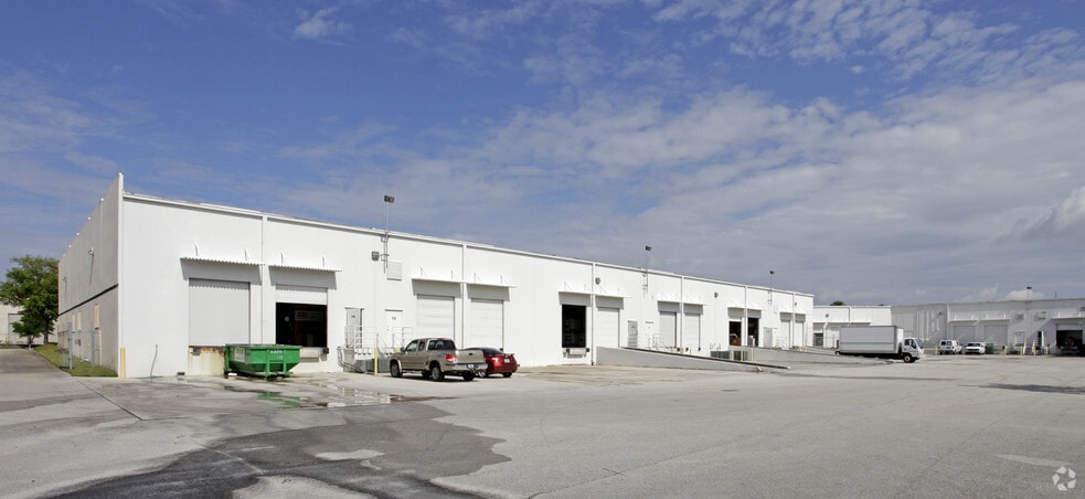2000 Avenue P, Riviera Beach, FL for lease - Building Photo - Image 2 of 6
