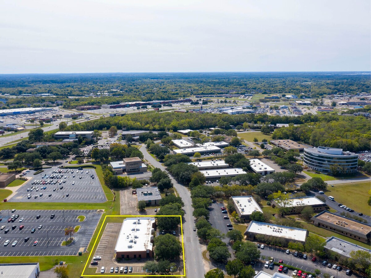 2361 Fairlane Dr, Montgomery, AL 36116