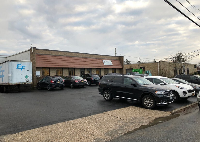 224-226 N Fehr Way, Bay Shore, NY for sale - Primary Photo - Image 1 of 1