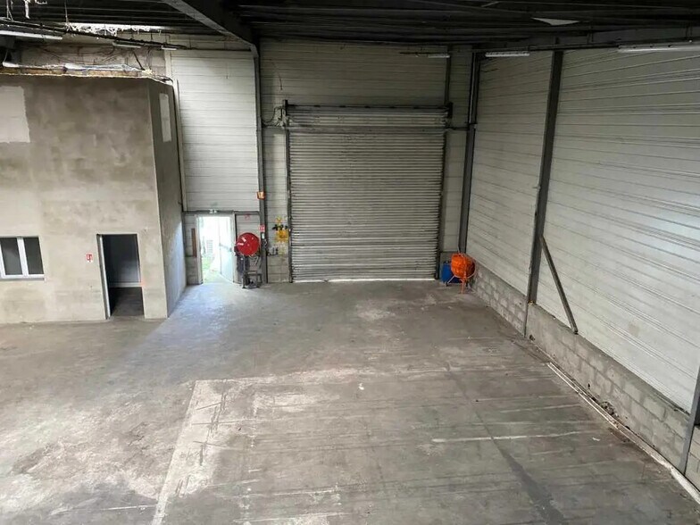 Office in Toussieu for lease - Interior Photo - Image 3 of 7