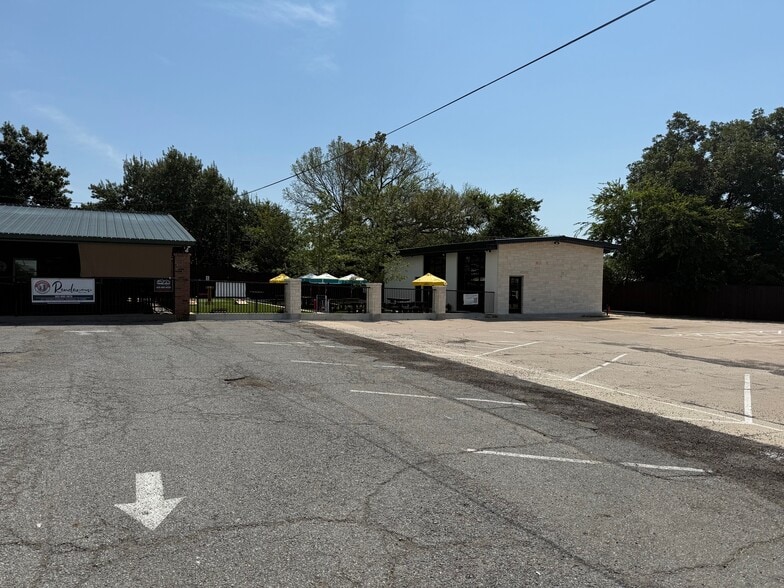 2111 Texoma Pky, Sherman, TX for sale - Primary Photo - Image 1 of 8