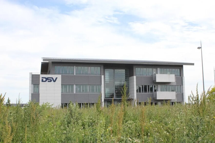 Office in Roissy-en-France for lease - Building Photo - Image 2 of 5