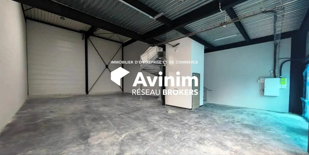 Industrial in Courtry for sale - Interior Photo - Image 2 of 6