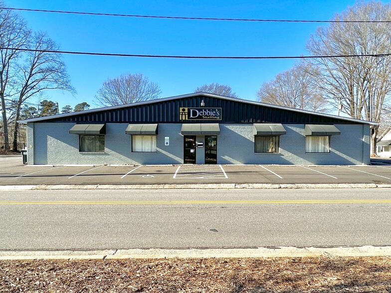 735 S Broad St, Mooresville, NC for lease - Building Photo - Image 1 of 18