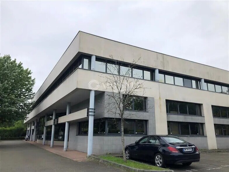 Office in Plaisir for lease - Building Photo - Image 2 of 5