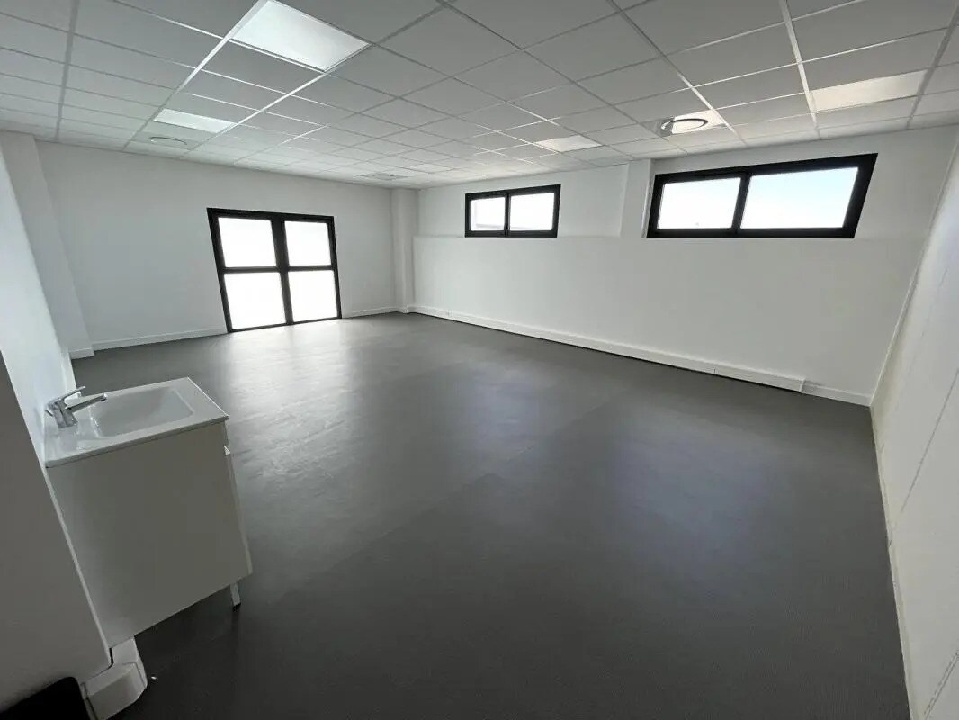 Office in Istres for lease Interior Photo- Image 1 of 6