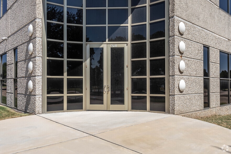 675 S Royal Ln, Coppell, TX for lease - Building Photo - Image 2 of 4