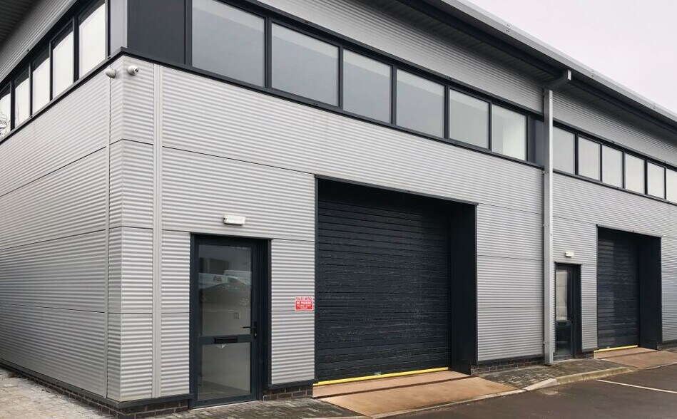 8-13 Hayes Ln, Penarth for sale - Primary Photo - Image 1 of 1