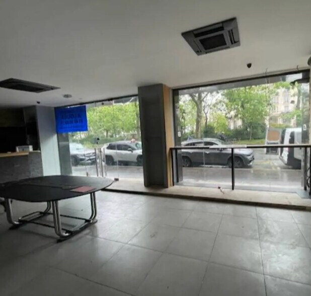Retail in Paris for lease - Interior Photo - Image 2 of 4