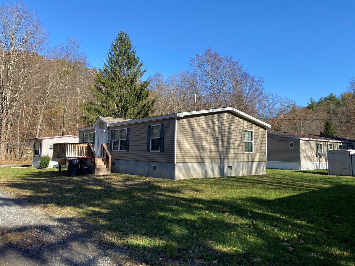 10 Dawn Ln, Pleasant Valley, NY 12569