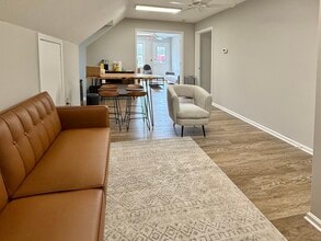 512 E Washington St, Chagrin Falls, OH for lease Interior Photo- Image 2 of 6