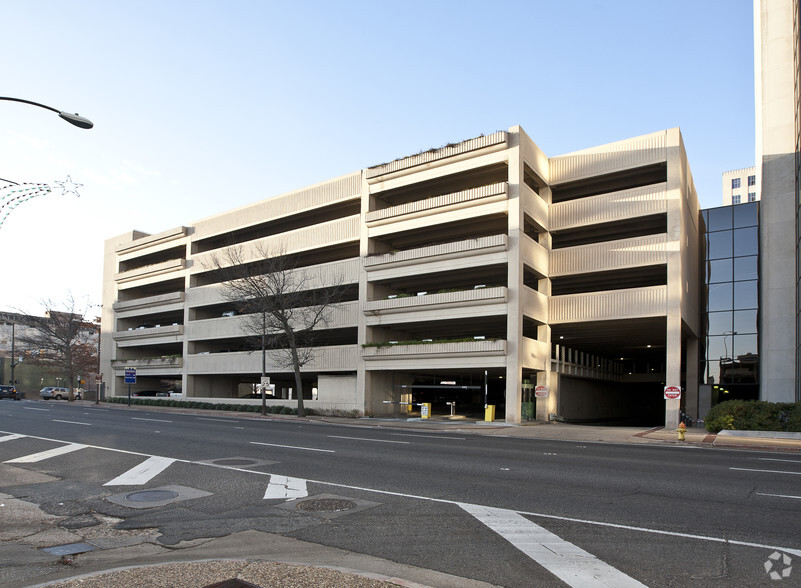 333 Texas St, Shreveport, LA for lease - Building Photo - Image 2 of 9