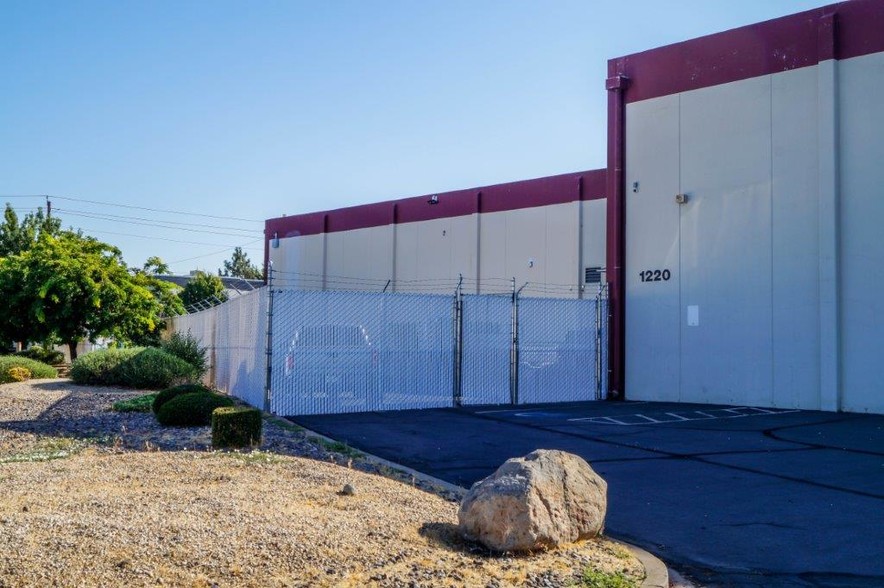 1195 Greg St, Sparks, NV for lease - Building Photo - Image 3 of 12