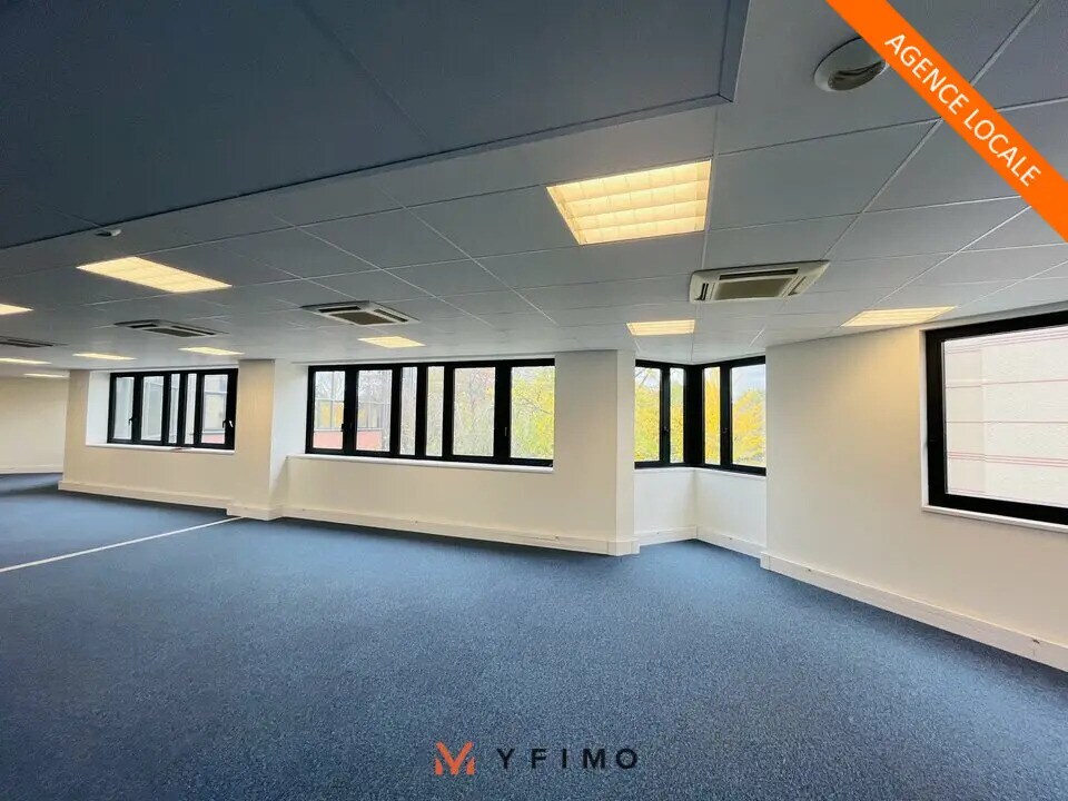 Office in Montigny-le-Bretonneux for lease Interior Photo- Image 1 of 5