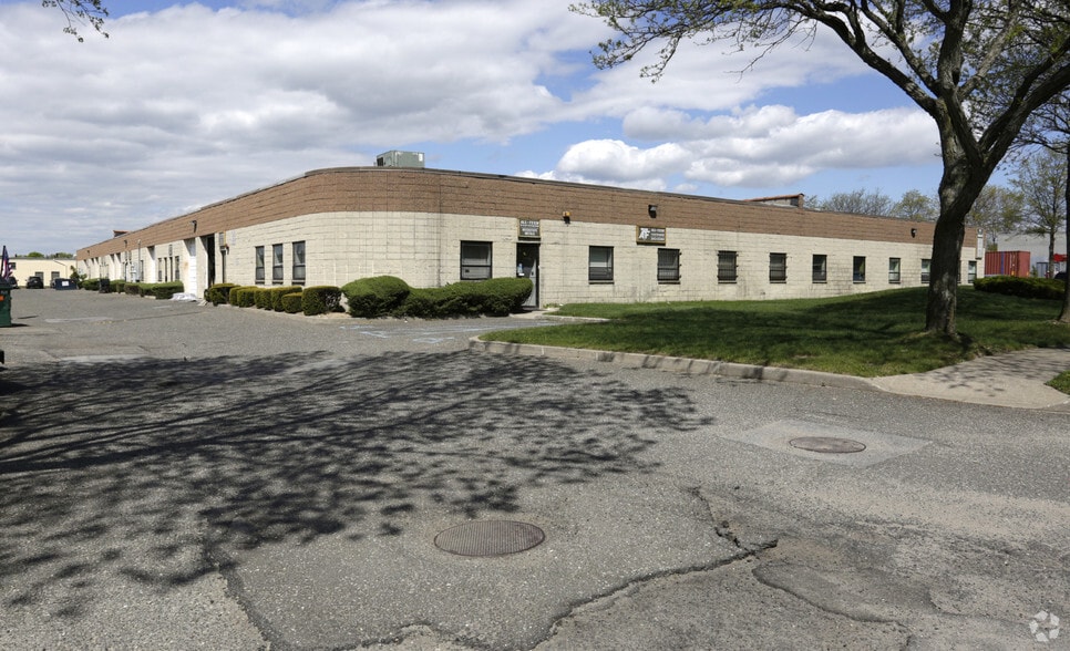 66 S 2nd St, Bay Shore, NY for lease - Building Photo - Image 2 of 5