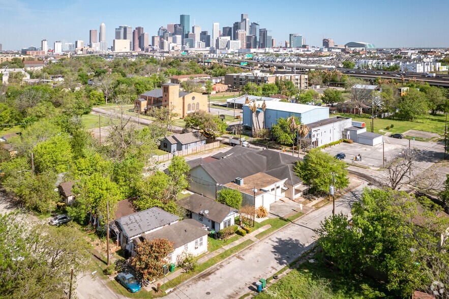 2214 Roberts St, Houston, TX for sale - Aerial - Image 1 of 4