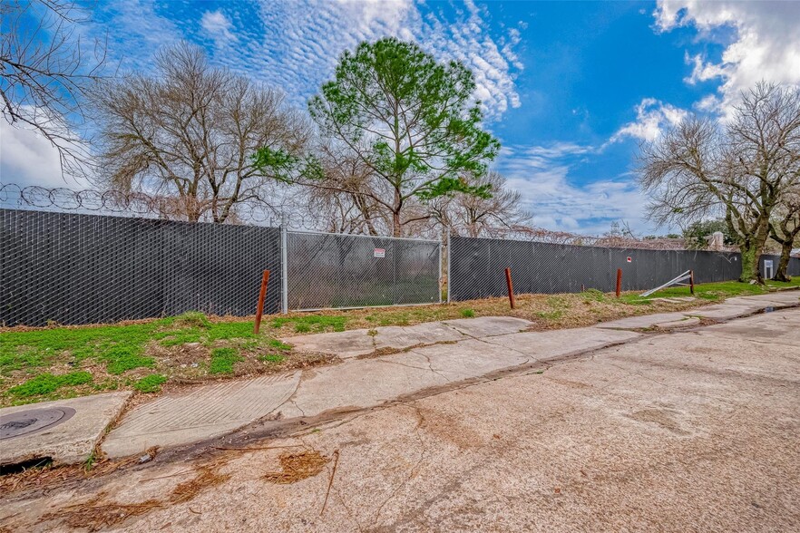 10403 Forum Park Dr, Houston, TX for sale - Building Photo - Image 2 of 9