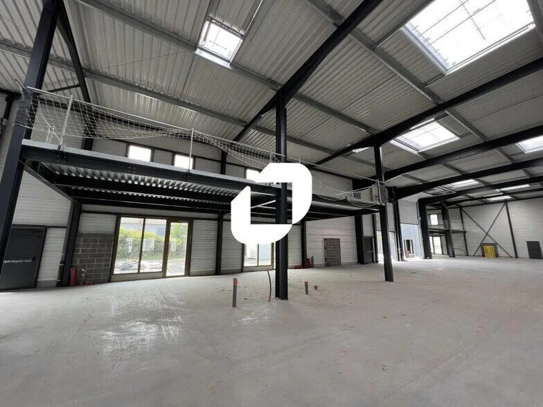 Flex in Seclin for lease - Interior Photo - Image 3 of 7