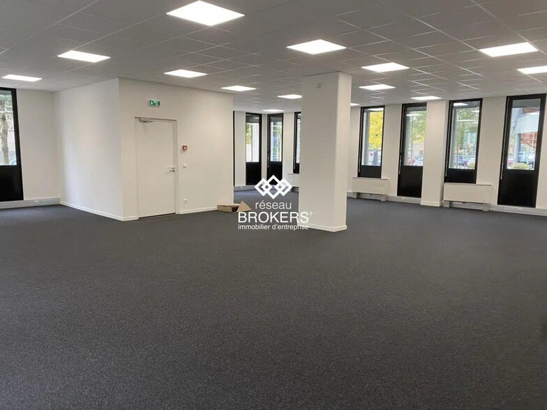 Office in Grenoble for sale - Interior Photo - Image 2 of 4