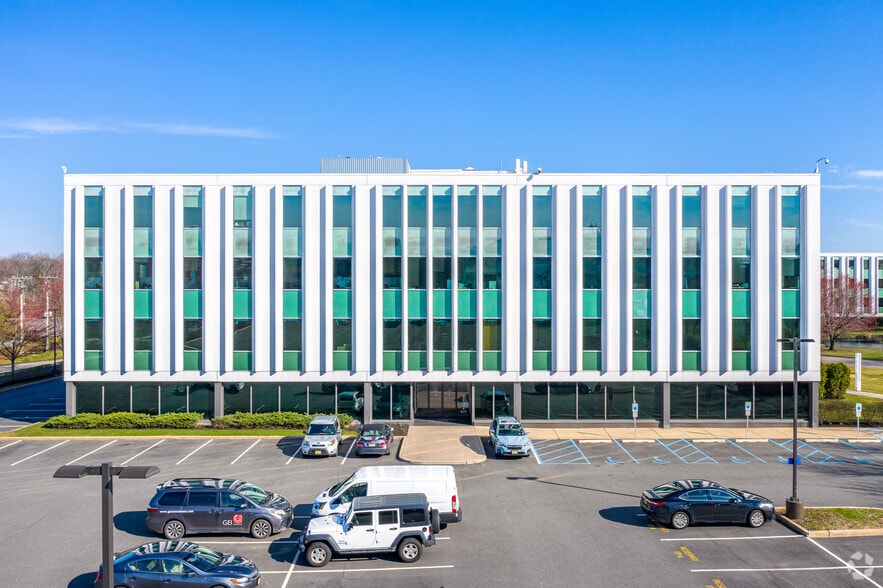 300 Broadacres Dr, Bloomfield, NJ for lease - Building Photo - Image 2 of 11