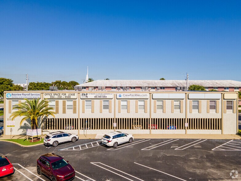 2501 E Commercial Blvd, Fort Lauderdale, FL for lease - Building Photo - Image 2 of 13