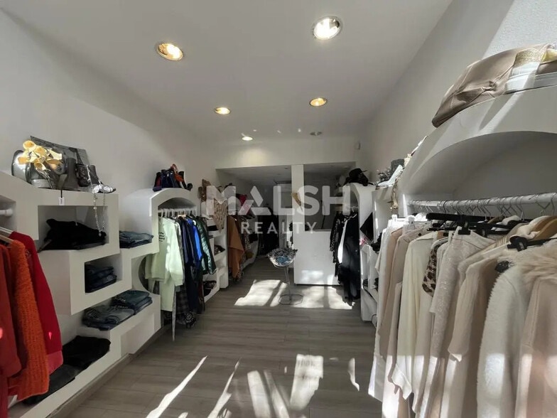 Retail in Lyon for lease - Interior Photo - Image 2 of 4