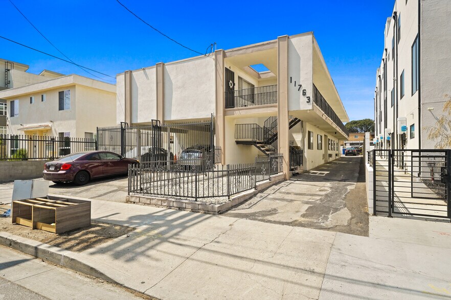 11763 Hamlin St, North Hollywood, CA for sale - Building Photo - Image 3 of 7