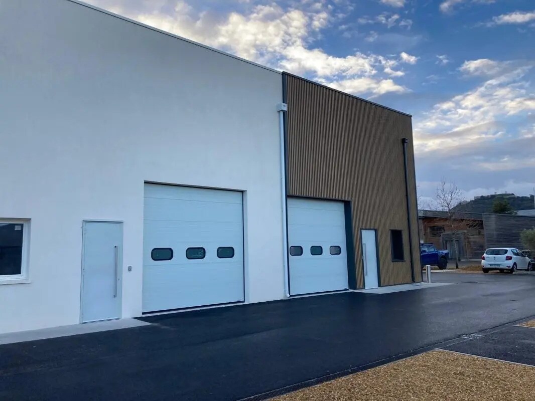 Industrial in Six-Fours-les-Plages for lease Building Photo- Image 1 of 12