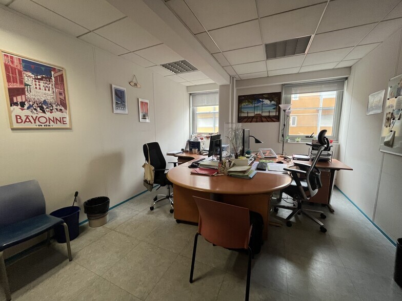 Office in Bordeaux for lease - Building Photo - Image 2 of 11