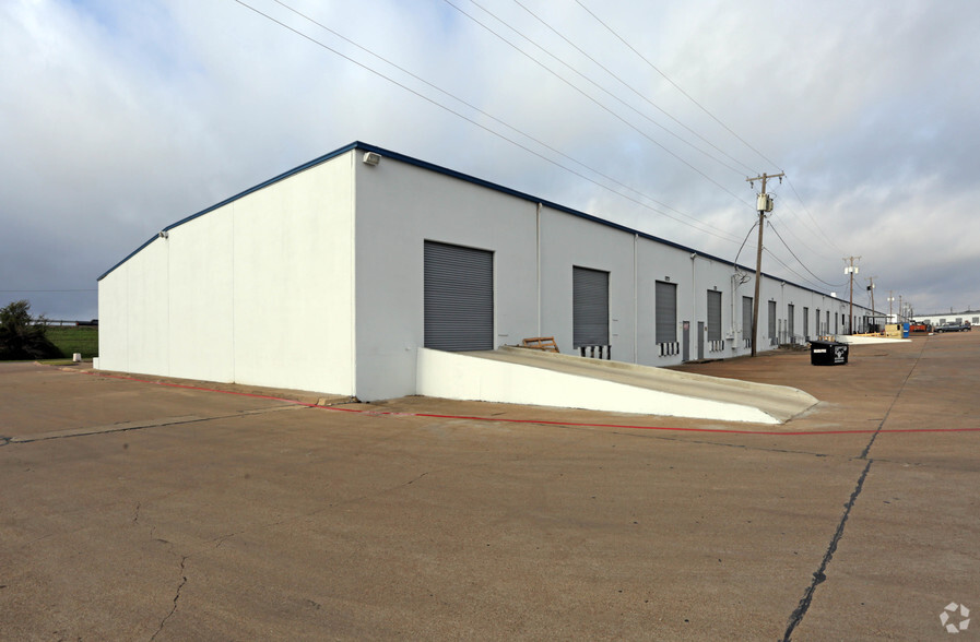 5029-5047 Martin Luther King Fwy, Fort Worth, TX for lease - Building Photo - Image 3 of 23