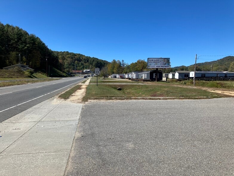 722 E Main St, Burnsville, NC for sale - Building Photo - Image 3 of 4