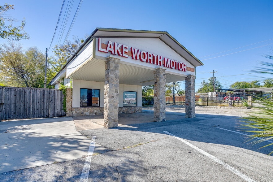 5715 Azle Ave, Fort Worth, TX for lease - Building Photo - Image 1 of 17