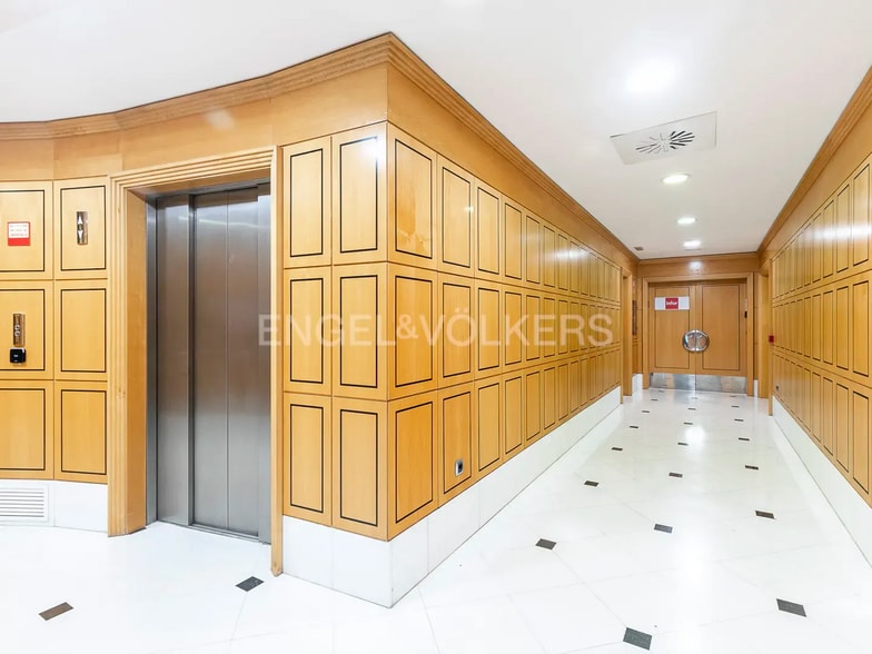 Office in Barcelona for lease - Lobby - Image 2 of 3