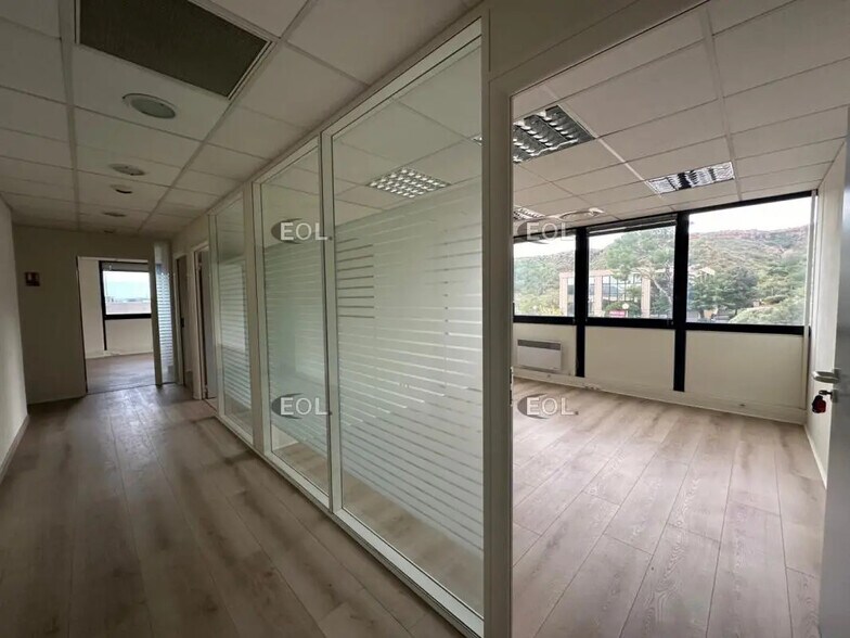 Office in Vitrolles for lease - Building Photo - Image 3 of 14