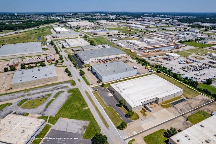 12322 E 55th St, Tulsa, OK for lease - Building Photo - Image 3 of 33