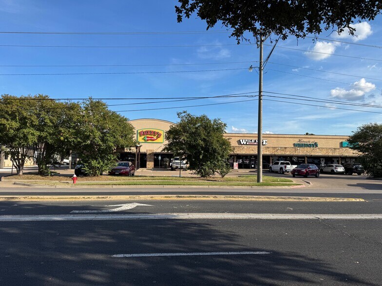 1712 Southwest Pky, College Station, TX for lease - Building Photo - Image 3 of 8