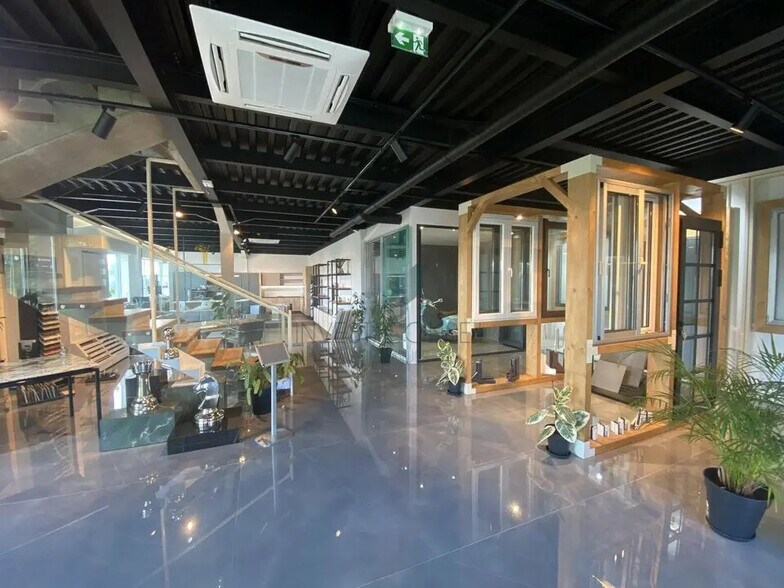 Flex in Viarmes for lease - Building Photo - Image 1 of 27