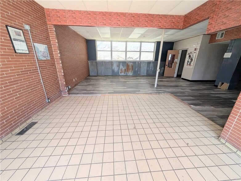 910 New York St, Humboldt, KS for sale - Building Photo - Image 3 of 34