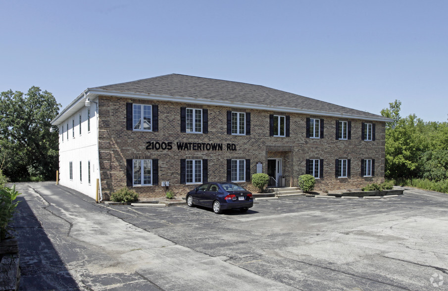 21005 Watertown Rd, Waukesha, WI for lease - Building Photo - Image 1 of 3