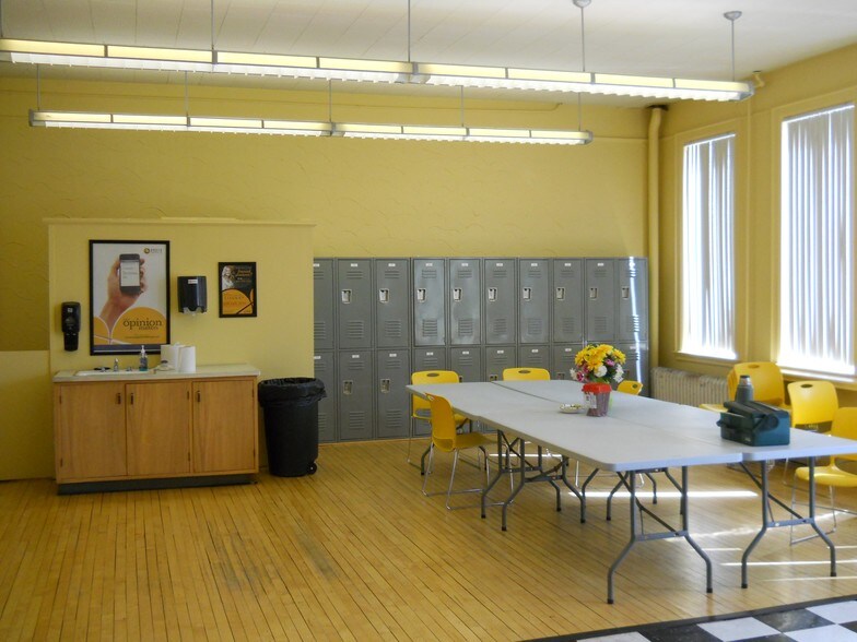 1034 S 18th St, Manitowoc, WI for lease - Building Photo - Image 3 of 28