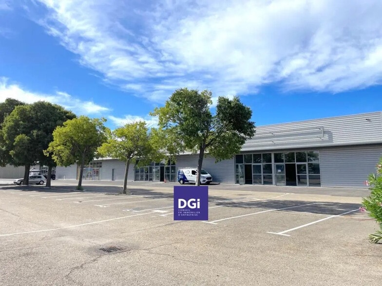 Retail in Nîmes for lease - Building Photo - Image 2 of 3