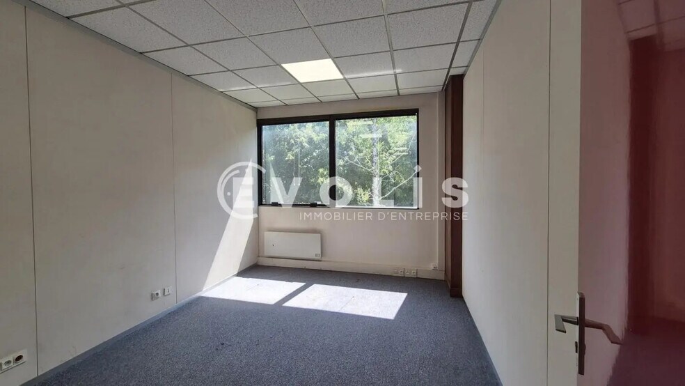 Office in Saint-Thibault-des-Vignes for lease - Interior Photo - Image 3 of 4