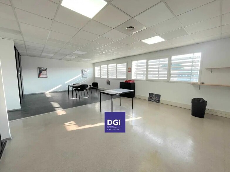 Office in Nîmes for lease - Interior Photo - Image 2 of 5