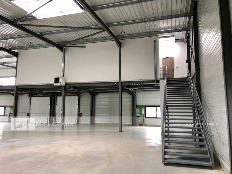 Rue Henri Becquerel, Aulnay-sous-Bois for lease - Interior Photo - Image 3 of 8